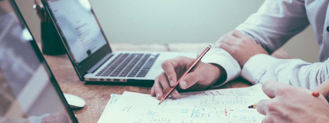 5- Homens no notebook.png